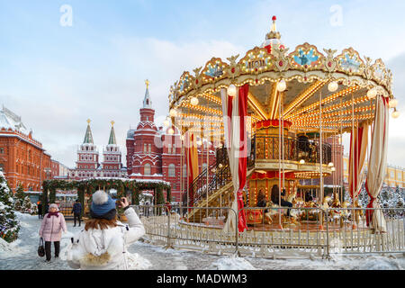 Moskau, Russland, 01. Februar 2018: Karussell auf dem Manezhnaya Quadrat während der Feiertage des neuen Jahres Stockfoto