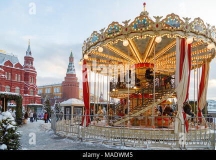 Moskau, Russland, 01. Februar 2018: Touristische Fotografien ein Karussell in der Manege Square während der Feiertage des neuen Jahres Stockfoto