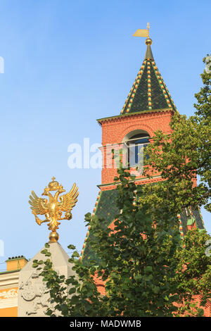 Moskau, Russland, 24. AUGUST 2017: das Goldene Wappen der Russischen Föderation vor dem Hintergrund der nahen Turm Arsenal des Moskauer Kreml Stockfoto