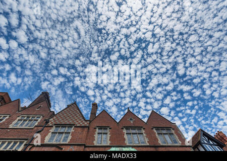 Makrele Himmel dappled mit Reihen von kleinen weissen flauschigen - Wolken über dem Gebäude in Arundel High Street, West Sussex, UK. Stockfoto