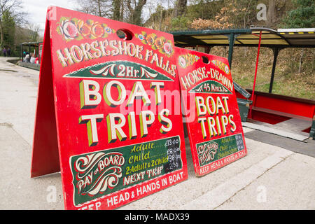 Werbung Sign Pferdekutschen 15-04 Fahrten vom Alten wharfalong das 200 Jahre alte Llangollen Canal in Nord Wales Stockfoto