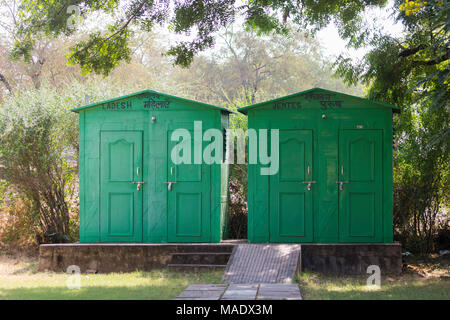 Toiletten für Männer und Frauen in der Baroli Tempel Komplex, Chittorgarh, Rajasthan, Indien. Stockfoto