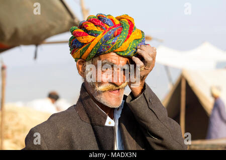 Ältere Mann mit einem bunten Turban am Pushkar Camel Fair, Rajasthan, Indien. Stockfoto