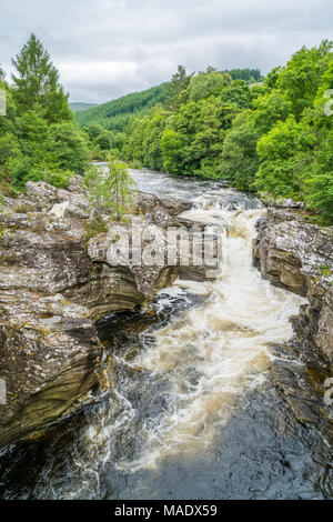 Invermoriston fällt in der Nähe von Fort Augustus, auf dem Loch Ness, Scottish Highlands. Stockfoto