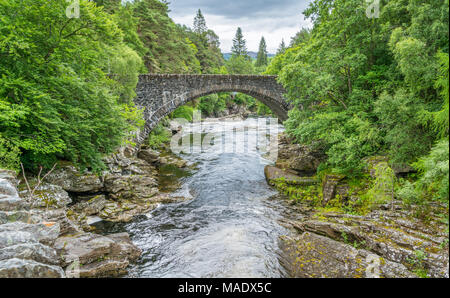 Invermoriston fällt in der Nähe von Fort Augustus, auf dem Loch Ness, Scottish Highlands. Stockfoto