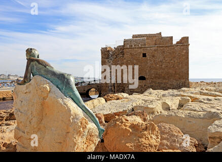 Sol verändern, eine Skulptur Hommage an Aphrodite, durch Yiota Ioanidou, positioniert in der Nähe von Paphos Fort, auf dem Küstenweg. Stockfoto