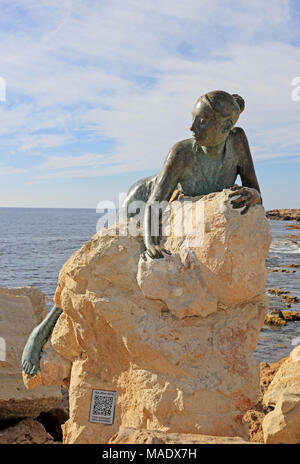 Sol verändern, eine Skulptur Hommage an Aphrodite, durch Yiota Ioanidou, positioniert in der Nähe von Paphos Fort, auf dem Küstenweg. Stockfoto