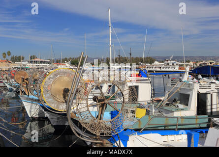 Fischerboote im Hafen von Paphos, Zypern günstig Stockfoto