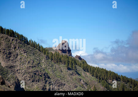 Gran Canaria, März, Blick von einem Wanderweg in Valsequillo Gemeinde in Richtung Felsen Roque de Saucillo Stockfoto