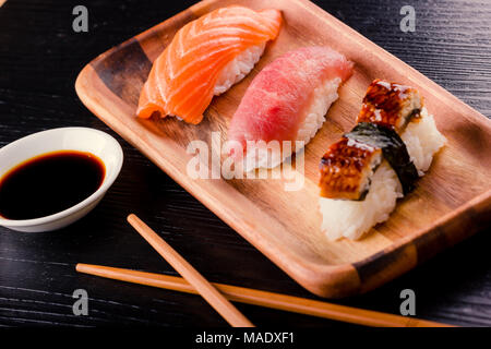 Verschiedene sushi Nigiri auf Platte Stockfoto