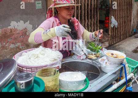 Tom Yam Nudelsuppe Anbieter, Chinatown, Bangkok, Thailand Stockfoto