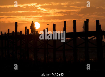 Menschen gehen auf die U-Bein Brücke bei Sonnenaufgang, Amarapura, Mandalay, Burma (Myanmar) Stockfoto