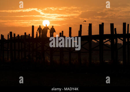 Menschen gehen auf die U-Bein Brücke bei Sonnenaufgang, Amarapura, Mandalay, Burma (Myanmar) Stockfoto