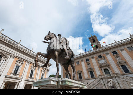 Weitwinkel Bild der bronzene Reiterstatue des Marcus Aurelius, in Rom, Italien Stockfoto