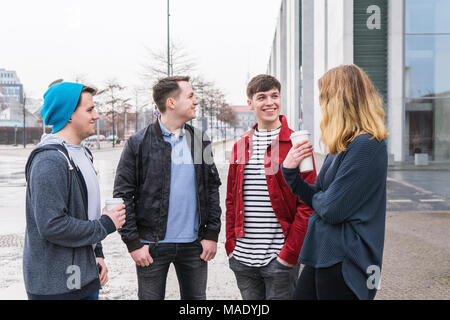 Gruppe für junge Erwachsene Freunde ein Gespräch beim zusammen auf der Straße Stockfoto