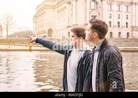 Zwei männliche Touristen erkunden Regierungsviertel in Berlin Deutschland Stockfoto