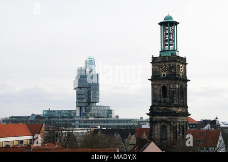 Moderne NordLB Gebäude und historische Aegidienkirche Kirche Turm Stockfoto