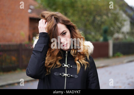 Traurig, einsam, depressiv junge Frau ihr Haar ruffling Stockfoto