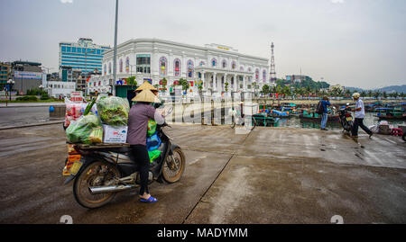 Ha Long, Vietnam - 23. Mai 2016. Stadtbild von Ha Long, Vietnam. Ha Long ist die Hauptstadt und 1st-class provinziellen Stadt der Provinz Quang Ninh, Viet Stockfoto