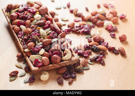 Close-up Mix verschiedene Nüsse und getrocknete Früchte. Organische gesunde Mischung Snacks. Vielzahl Mandeln, Haselnüsse, Cashewkerne, Rosinen, getrocknete Cranberries und Kürbis Stockfoto