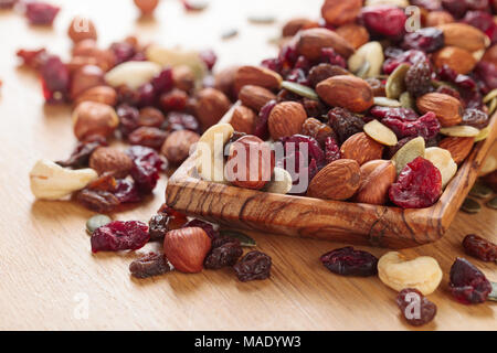 Close-up Mix verschiedene Nüsse und getrocknete Früchte. Organische gesunde Mischung Snacks. Vielzahl Mandeln, Haselnüsse, Cashewkerne, Rosinen, getrocknete Cranberries und Kürbis Stockfoto