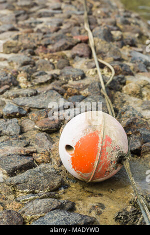 Verschmutzung Fluss flie  t ins Meer auf Phala Beach der N  he von