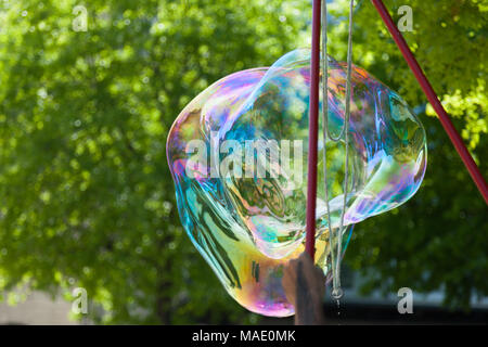 Arstist blasen Bunte riesige Seifenblasen im Freien Stockfoto