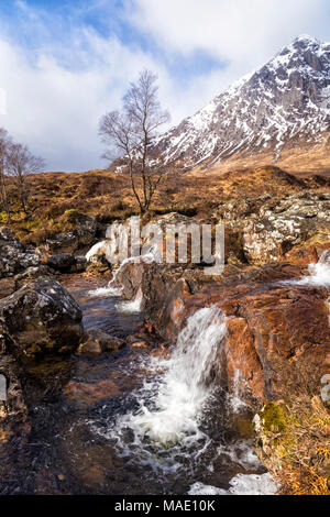 Buachaille Etive Mor und Fluss Coupall Wasserfall, Glencoe, Scottish Highlands, Schottland, UK im März Stockfoto