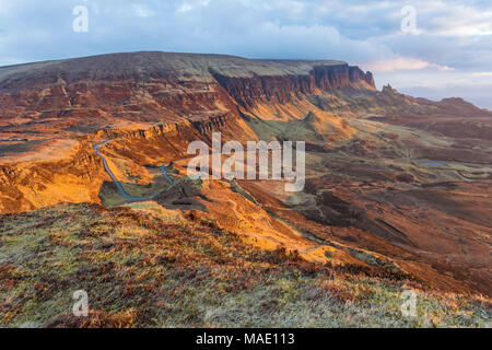 Rising Sun dreht sich die Felsen orange am Quiraing (Süden), Isle of Skye, Schottland, UK im März Stockfoto