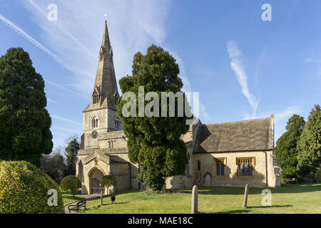 Die Kirche von St Mary in der Ortschaft Bozeat, Northamptonshire, Großbritannien; der normannischen Ursprungs, in 1130 gebaut, mit erheblichen re-Gebäude im Jahr 1880. Stockfoto