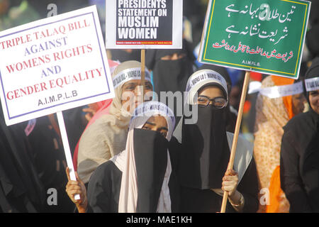 Mumbai, Indien. 31 Mär, 2018. Tausende von muslimischen Frauen in der schwarzen Burka ein Protestzug an Azad Maidan inszeniert, fordern die Rücknahme der Gesetzentwurf zum Verbot "Triple Talaq" von Lok Sabha im vergangenen Dezember 2017.Organized durch die All India Muslim Personal Law Board (AIMPLB) Frauen Flügel, und beschrieben als "ersten, exklusiven Muslimische Frauen protestieren die Ablehnung der Rechnung und der Unterstützung der Scharia" sehr große Antwort von muslimischen Frauen über dem Land. Die frauen Plakate lautstark ihre Forderungen mit Slogans gegen die M verkünden. Stockfoto