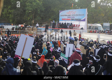 Mumbai, Indien. 31 Mär, 2018. Tausende von muslimischen Frauen in der schwarzen Burka ein Protestzug an Azad Maidan inszeniert, fordern die Rücknahme der Gesetzentwurf zum Verbot "Triple Talaq" von Lok Sabha im vergangenen Dezember 2017.Organized durch die All India Muslim Personal Law Board (AIMPLB) Frauen Flügel, und beschrieben als "ersten, exklusiven Muslimische Frauen protestieren die Ablehnung der Rechnung und der Unterstützung der Scharia" sehr große Antwort von muslimischen Frauen über dem Land. Die frauen Plakate lautstark ihre Forderungen mit Slogans gegen die M verkünden. Stockfoto