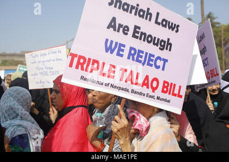 Mumbai, Indien. 31 Mär, 2018. Tausende von muslimischen Frauen in der schwarzen Burka ein Protestzug an Azad Maidan inszeniert, fordern die Rücknahme der Gesetzentwurf zum Verbot "Triple Talaq" von Lok Sabha im vergangenen Dezember 2017.Organized durch die All India Muslim Personal Law Board (AIMPLB) Frauen Flügel, und beschrieben als "ersten, exklusiven Muslimische Frauen protestieren die Ablehnung der Rechnung und der Unterstützung der Scharia" sehr große Antwort von muslimischen Frauen über dem Land. Die frauen Plakate lautstark ihre Forderungen mit Slogans gegen die M verkünden. Stockfoto