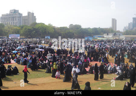 Mumbai, Indien. 31 Mär, 2018. Tausende von muslimischen Frauen in der schwarzen Burka ein Protestzug an Azad Maidan inszeniert, fordern die Rücknahme der Gesetzentwurf zum Verbot "Triple Talaq" von Lok Sabha im vergangenen Dezember 2017.Organized durch die All India Muslim Personal Law Board (AIMPLB) Frauen Flügel, und beschrieben als "ersten, exklusiven Muslimische Frauen protestieren die Ablehnung der Rechnung und der Unterstützung der Scharia" sehr große Antwort von muslimischen Frauen über dem Land. Die frauen Plakate lautstark ihre Forderungen mit Slogans gegen die M verkünden. Stockfoto