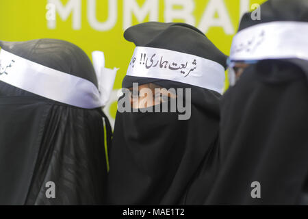 Mumbai, Indien. 31 Mär, 2018. Tausende von muslimischen Frauen in der schwarzen Burka ein Protestzug an Azad Maidan inszeniert, fordern die Rücknahme der Gesetzentwurf zum Verbot "Triple Talaq" von Lok Sabha im vergangenen Dezember 2017.Organized durch die All India Muslim Personal Law Board (AIMPLB) Frauen Flügel, und beschrieben als "ersten, exklusiven Muslimische Frauen protestieren die Ablehnung der Rechnung und der Unterstützung der Scharia" sehr große Antwort von muslimischen Frauen über dem Land. Die frauen Plakate lautstark ihre Forderungen mit Slogans gegen die M verkünden. Stockfoto