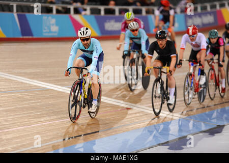 London, UK, 31. März 2018. Eine volle Gas Cycling Team Rider führenden Das peleton während der 10 km Scratch Rennen auf dem voll Gas Karfreitag Titel Radfahren Treffen, Lee Valley VeloPark, London, UK. Queen Elizabeth Olympic Park war der track Radfahren Schauplatz für die Stockfoto