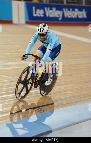 London, UK, 31. März 2018. Eine volle Gas Cycling Team Rider Rennen rund um die Strecke während der 10 km Scratch Rennen auf dem voll Gas Karfreitag Titel Radfahren Treffen, Lee Valley VeloPark, London, UK. Queen Elizabeth Olympic Park war der track Radfahren Schauplatz für Stockfoto