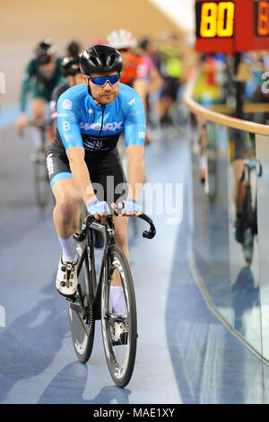 London, UK, 31. März 2018. Richard Mondszein (WORX Factory Racing) kommen auf die Spur zu Beginn des 20 km Scratch Rennen auf dem voll Gas Karfreitag Titel Radfahren Treffen, Lee Valley VeloPark, London, UK. Queen Elizabeth Olympic Park war der Anschluss Stockfoto