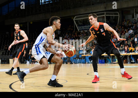 Alexander jarelle Reischel (Lions Karlsruhe) im Duell mit Joschka Verkehrspolitikerin (Orange Academy). GES/Basketball/ProA: PSK Lions - Orange Academy, 31.03.2018 - - Weltweit | Nutzung Stockfoto