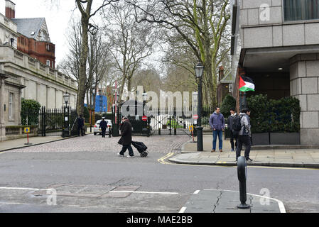 Die israelische Botschaft, London, UK. 31. März 2018: die Palästinensische und Anhänger fordern Gerechtigkeit gegen Israelis Töten von 17 friedlichen palästinensischen auf Palästina Land Tag in Gaza und Freiheit home nach Palästina Mutterland zu gehen bauen aus dem Blut und Schweiß. Stockfoto