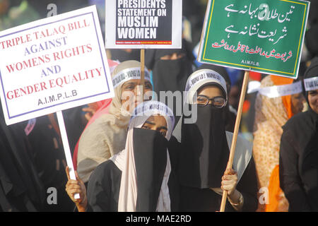 Mumbai, Indien. 31 Mär, 2018. Tausende von muslimischen Frauen in der schwarzen Burka ein Protestzug an Azad Maidan inszeniert, fordern die Rücknahme der Gesetzentwurf zum Verbot "Triple Talaq" von Lok Sabha im Dezember 2017. Credit: Subhash Sharma/ZUMA Draht/Alamy leben Nachrichten Stockfoto