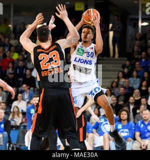 Alexander jarelle Reischel (Lions Karlsruhe) im Duell mit Nicolas Brezel (Orange Academy). GES/Basketball/ProA: PSK Lions - Orange Academy, 31.03.2018 - - Weltweit | Nutzung Stockfoto