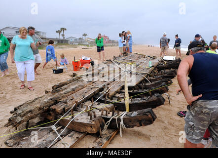 März 30, 2018-Ponte Vedra Beach, Florida, United States - Neugierige Zuschauer sammeln ein Schiffswrack, das am 28. März 2018 nach dem Landgang aus Ponte Vedra Beach in Florida gewaschen entdeckt wurde. Ein Team aus der St. Augustine Leuchtturm archäologische Maritime Programm ist der Prüfung und Messung der 48-Fuß-langen hölzernen Überreste, die geglaubt werden, von einem Handelsschiff, dass Ladung entlang der Atlantikküste der USA während Anfang bis Mitte der 1800er transportiert zu haben. (Paul Hennessy/Alamy) Stockfoto