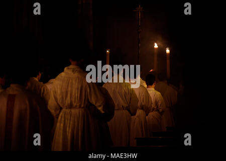 Brüssel, Belgien. 31. März 2018. Anbeter halten Sie Kerzen während der Osternacht in die Kirche St. Katharina. Alexandros Michailidis/Alamy leben Nachrichten Stockfoto