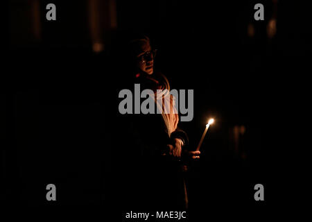 Brüssel, Belgien. 31. März 2018. Anbeter halten Sie Kerzen während der Osternacht in die Kirche St. Katharina. Alexandros Michailidis/Alamy leben Nachrichten Stockfoto