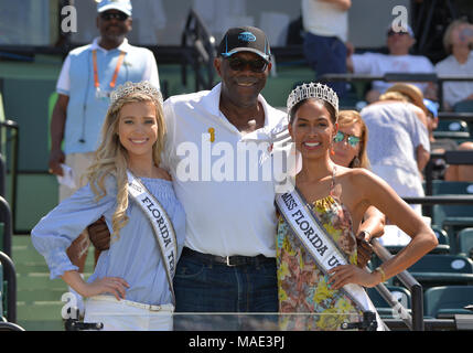 Miami, FL, USA. 31 Mär, 2018. KEY BISCAYNE, FL - MÄRZ 31: Hall of Famer Bob Mcadoo wirft mit Genesis Davila (Miss Florida) und Lou Delaplaine Schieffelin (Miss Florida Teen) am Tag 13 der 2018 Miami geöffnet an der Crandon Park Tennis Center am 31. März in Key Biscayne, Florida 2018 statt. Credit: Andrew Patron/ZUMA Draht/Alamy leben Nachrichten Stockfoto