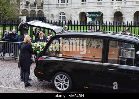 Cambridge, Großbritannien. 31 Mär, 2018. Der Sarg von britischen Physiker Stephen Hawking kommt an der Großen Marienkirche in Cambridge, Großbritannien, am 31. März 2018. Die Beerdigung von Professor Stephen Hawking wurde Samstag an einer Kirche in der Nähe der Universität Cambridge College, wo er war ein Gefährte für mehr als ein halbes Jahrhundert gehalten. Credit: Stephen Chung/Xinhua/Alamy leben Nachrichten Stockfoto