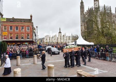 Cambridge, Großbritannien. 31 Mär, 2018. Der Sarg von britischen Physiker Stephen Hawking ist in die Große Marienkirche in Cambridge, Großbritannien, am 31. März 2018 durchgeführt. Die Beerdigung von Professor Stephen Hawking wurde Samstag an einer Kirche in der Nähe der Universität Cambridge College, wo er war ein Gefährte für mehr als ein halbes Jahrhundert gehalten. Credit: Stephen Chung/Xinhua/Alamy leben Nachrichten Stockfoto