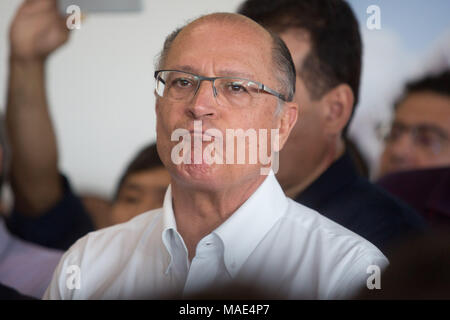 Sao Paulo, Sao Paulo, Brasilien. 31 Mär, 2018. GERALDO ALCKMIN, Gouverneur des Bundesstaates São Paulo und Kandidaten für das Amt des Präsidenten in der nächsten Wahlen, beteiligt sich an der Inbetriebnahme der S-Bahn Linie 13 Jade, die der Stadt Sao Paulo Guarulhos International Airport verbindet. Während des Monats April wird die Linie ab 10:00 Uhr bis 15:00 Uhr am Samstag und Sonntag und es wird keine Gebühr. Credit: Paulo Lopes/ZUMA Draht/Alamy leben Nachrichten Stockfoto