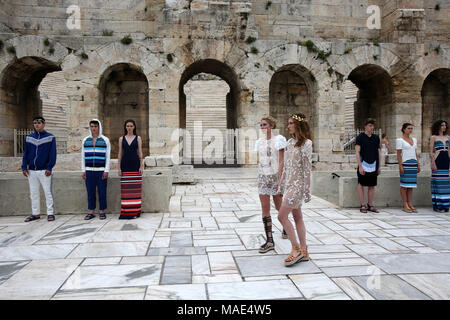 Athen, Griechenland. 31 Mär, 2018. Modelle Kreationen der Haute Couture Kollektion von Griechischen designer Vassilios Kostetsos am Eingang des Herodes Atticus Odeon am Fuße der Akropolis in Athen, Griechenland, am 31. März 2018. Credit: Marios Lolos/Xinhua/Alamy leben Nachrichten Stockfoto